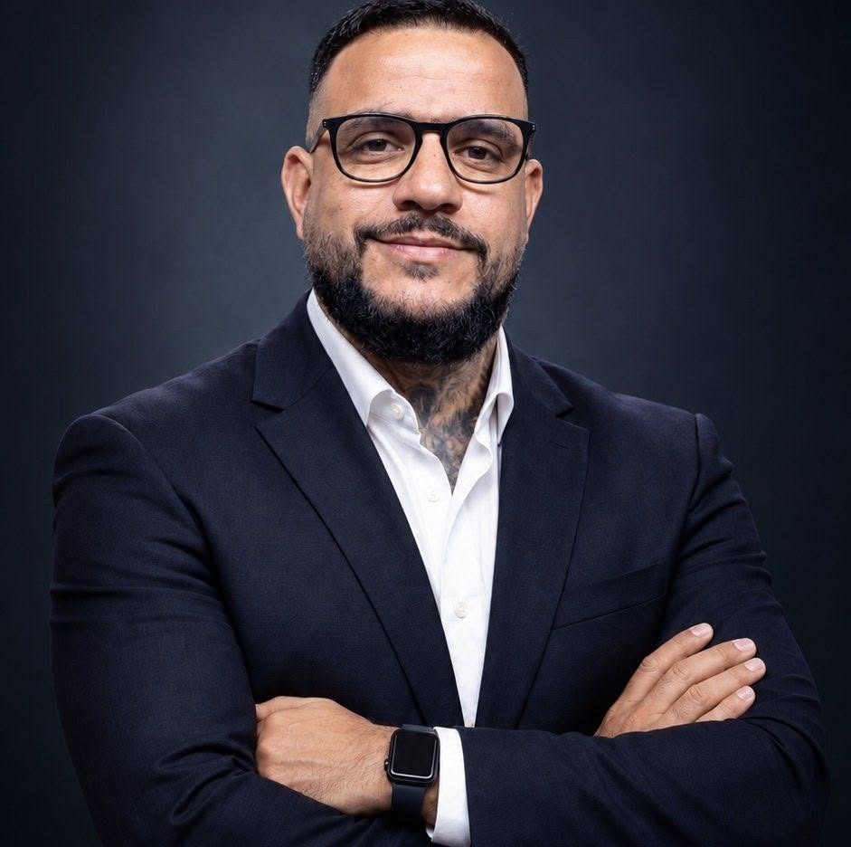 Jorge Sena, advogado criminalista, de terno escuro e braços cruzados